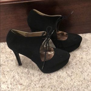 Black pumps